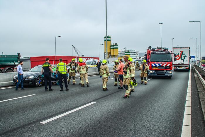 Snelweg dicht na aanrijding met vrachtwagen