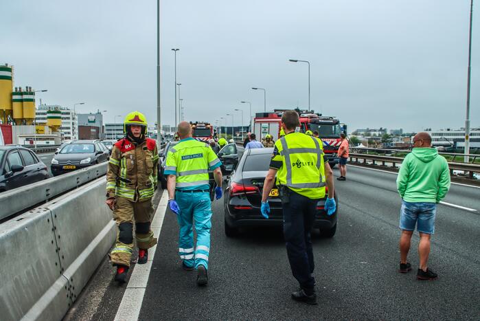 Snelweg dicht na aanrijding met vrachtwagen