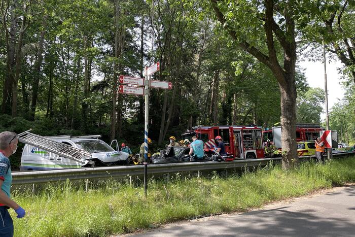 Persoon bekneld in voertuig na ernstig ongeval