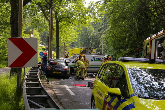 Persoon bekneld in voertuig na ernstig ongeval