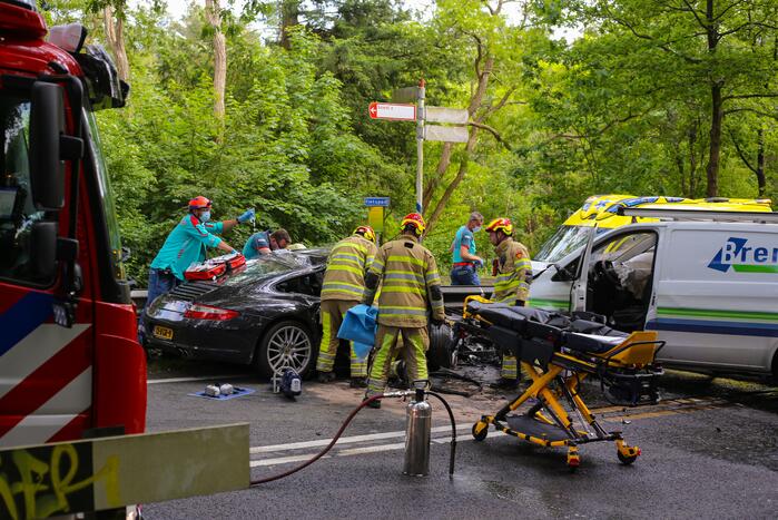 Persoon bekneld in voertuig na ernstig ongeval