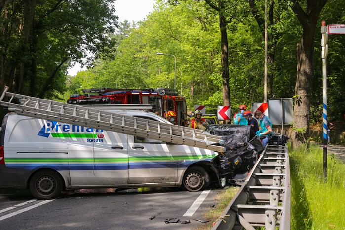 Persoon bekneld in voertuig na ernstig ongeval