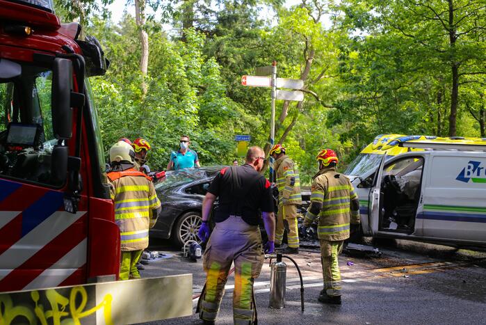 Persoon bekneld in voertuig na ernstig ongeval