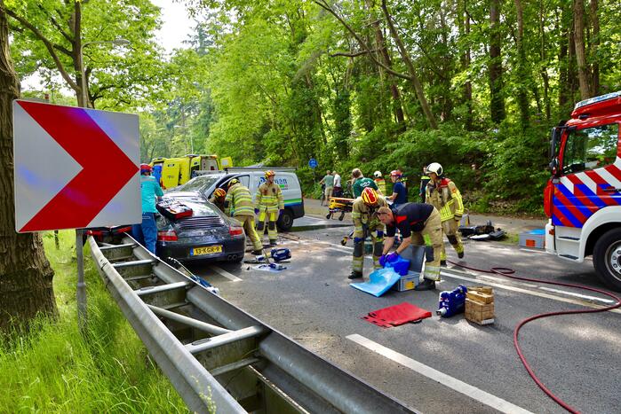 Persoon bekneld in voertuig na ernstig ongeval
