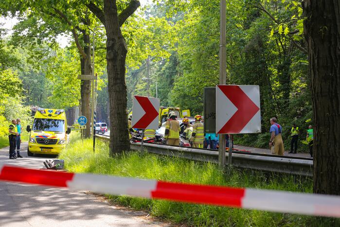 Persoon bekneld in voertuig na ernstig ongeval