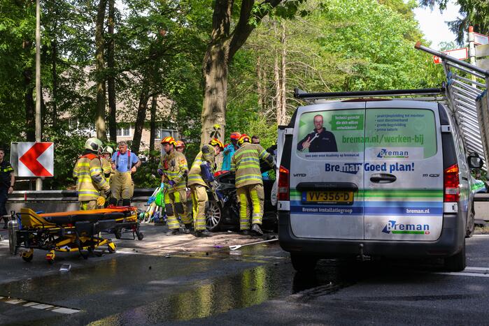 Persoon bekneld in voertuig na ernstig ongeval
