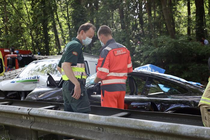 Persoon bekneld in voertuig na ernstig ongeval