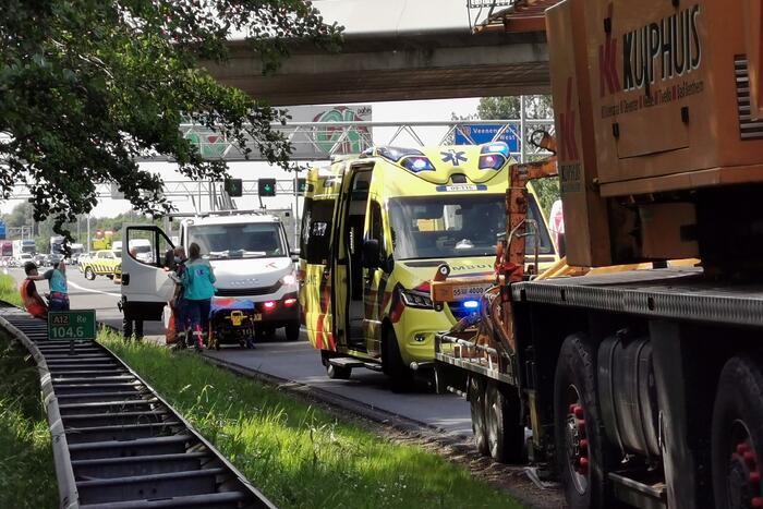 Kraanwagen botst achterop werkverkeervoertuig