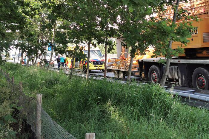 Kraanwagen botst achterop werkverkeervoertuig