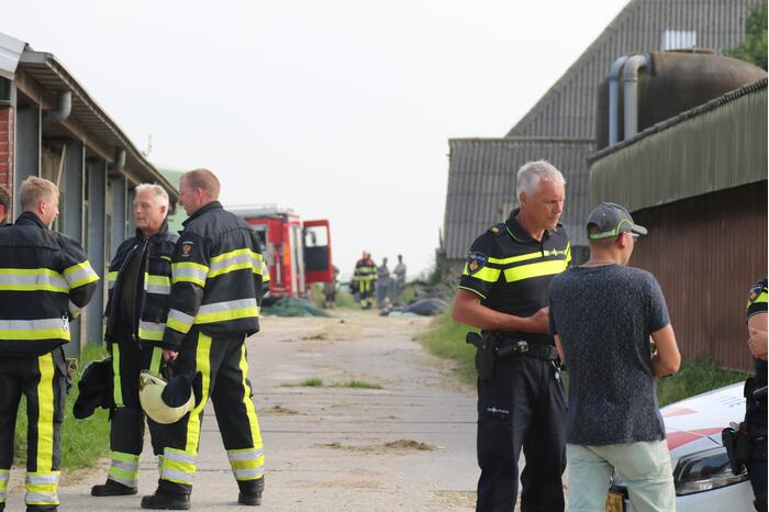 Brandweer blust brand in loods van boerderij