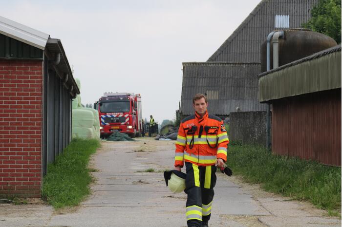 Brandweer blust brand in loods van boerderij