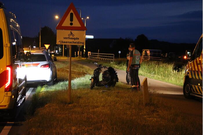 Twee gewonden na aanrijding met paal