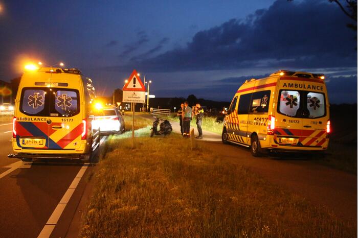 Twee gewonden na aanrijding met paal