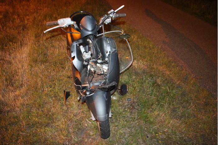 Twee gewonden na aanrijding met paal