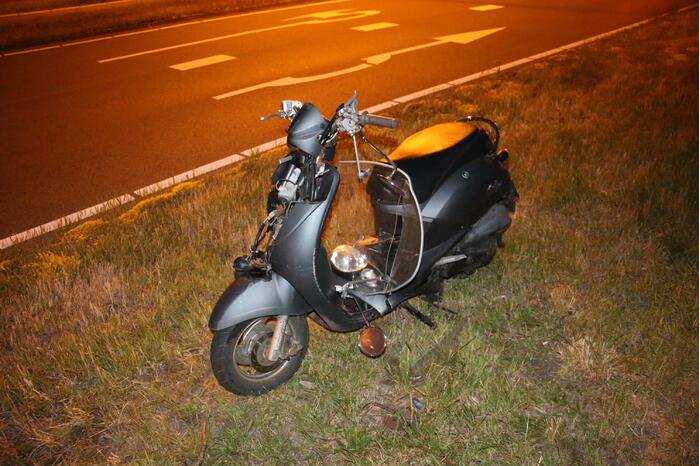 Twee gewonden na aanrijding met paal