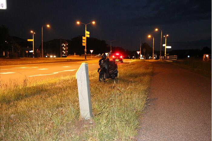 Twee gewonden na aanrijding met paal