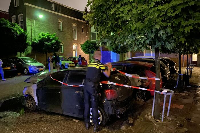 Twee personenauto's branden uit