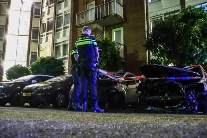Twee personenauto's branden uit