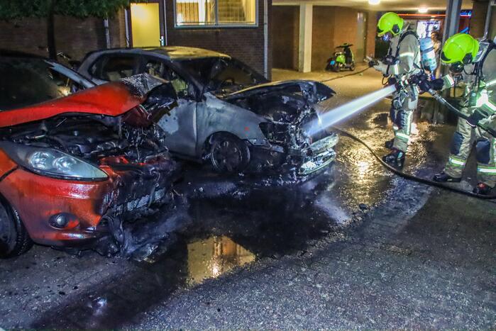 Twee personenauto's branden uit