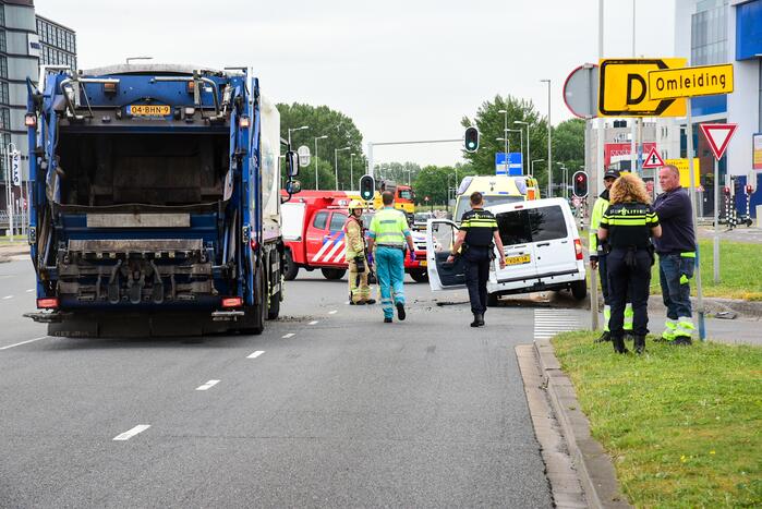 Automobilist gewond bij botsing met vuilniswagen