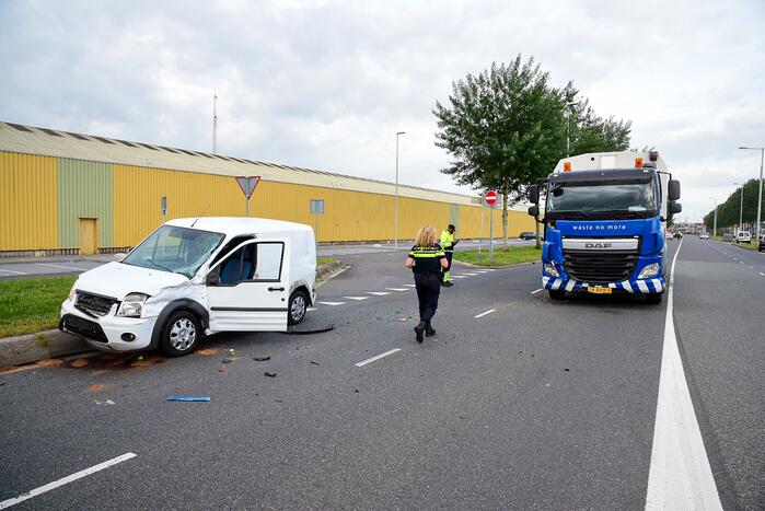 Automobilist gewond bij botsing met vuilniswagen