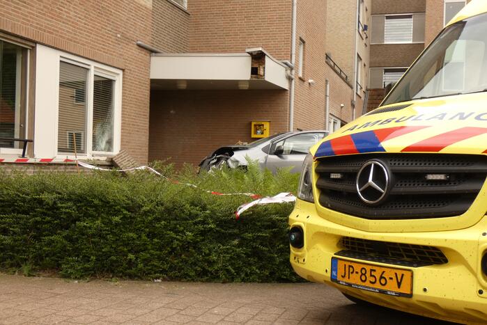 Bestuurder verliest macht over stuur en botst op meerdere voertuigen