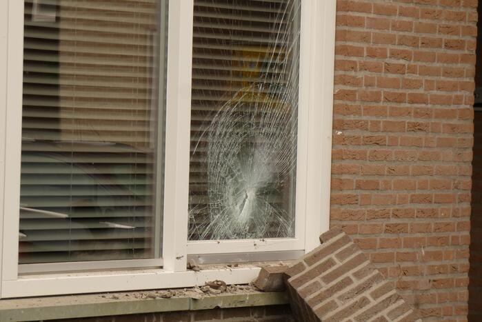 Bestuurder verliest macht over stuur en botst op meerdere voertuigen