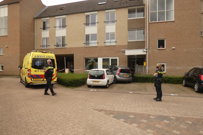 Bestuurder verliest macht over stuur en botst op meerdere voertuigen
