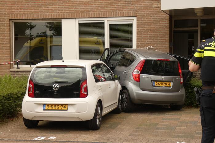 Bestuurder verliest macht over stuur en botst op meerdere voertuigen