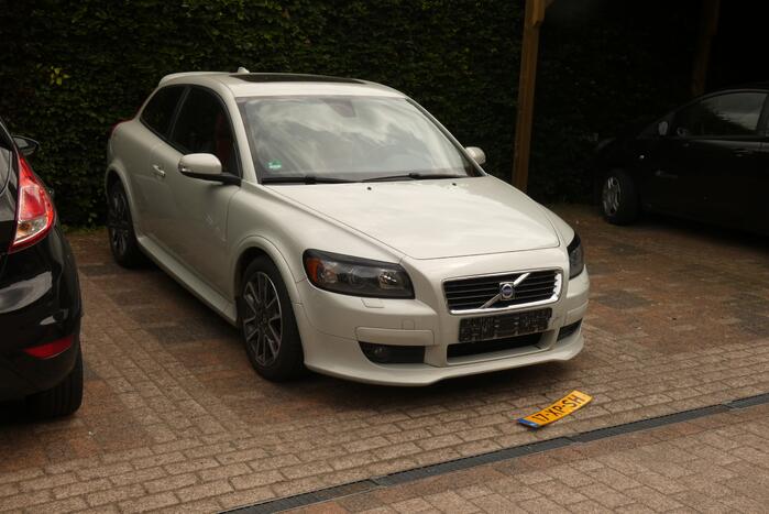 Bestuurder verliest macht over stuur en botst op meerdere voertuigen