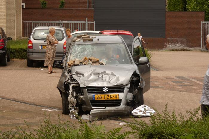 Bestuurder verliest macht over stuur en botst op meerdere voertuigen