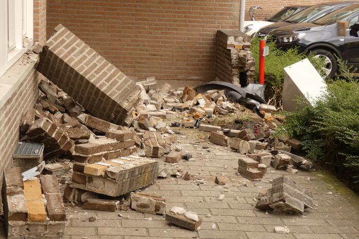 Bestuurder verliest macht over stuur en botst op meerdere voertuigen