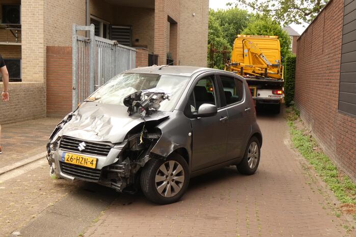 Bestuurder verliest macht over stuur en botst op meerdere voertuigen