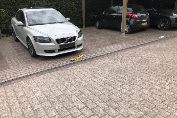 Bestuurder verliest macht over stuur en botst op meerdere voertuigen