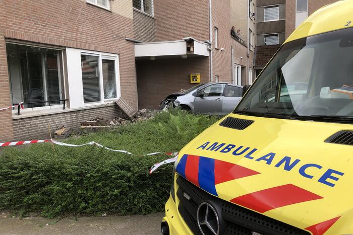 Bestuurder verliest macht over stuur en botst op meerdere voertuigen