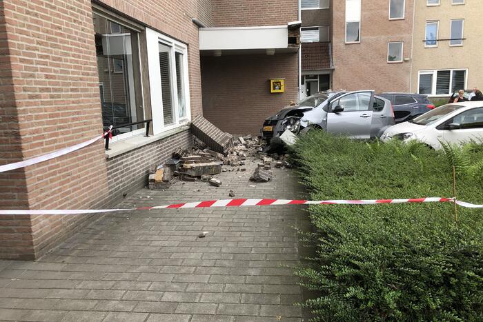 Bestuurder verliest macht over stuur en botst op meerdere voertuigen