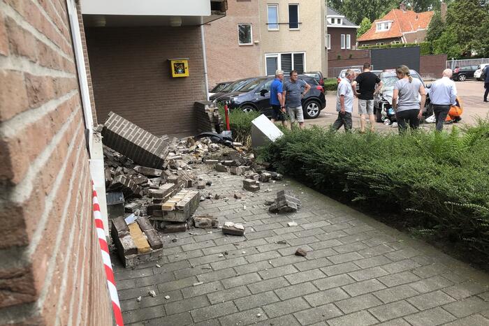 Bestuurder verliest macht over stuur en botst op meerdere voertuigen