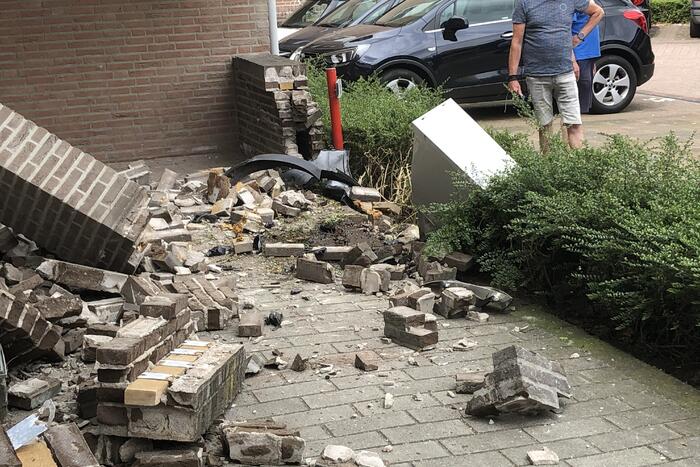 Bestuurder verliest macht over stuur en botst op meerdere voertuigen