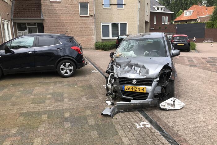 Bestuurder verliest macht over stuur en botst op meerdere voertuigen