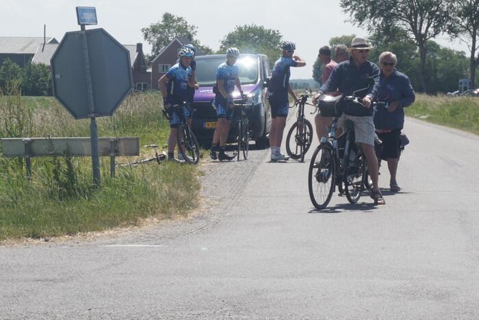Wielrenner onderuit en raakt gewond