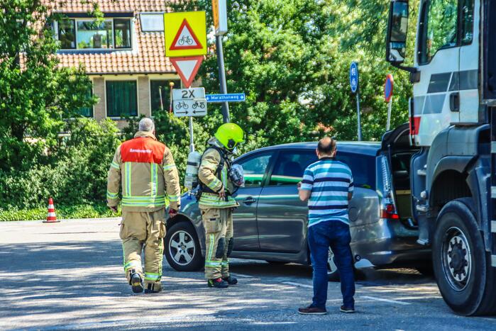 Personenauto lekt LPG bij tankstation