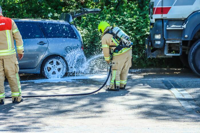 Personenauto lekt LPG bij tankstation
