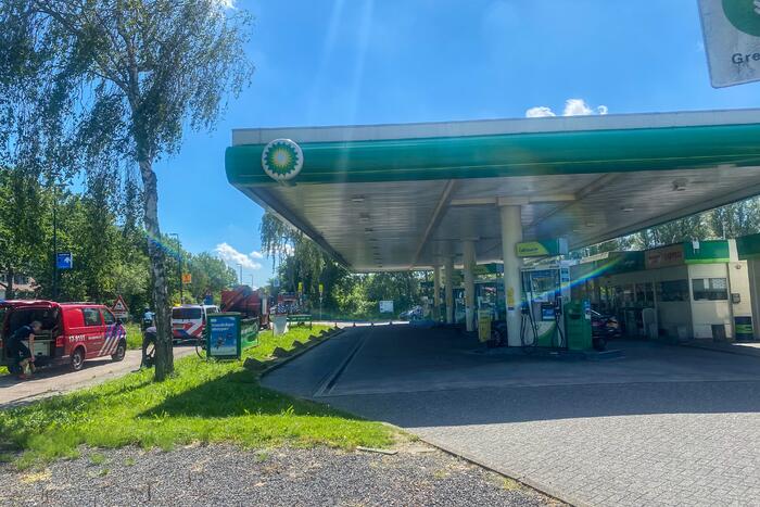 Personenauto lekt LPG bij tankstation