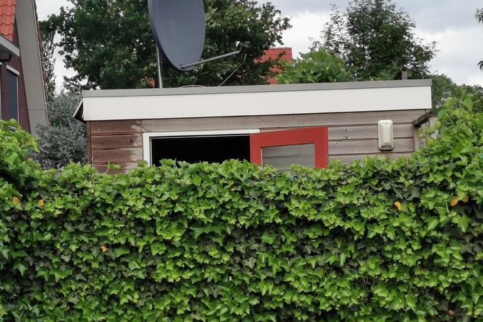Schuur achter woning in brand