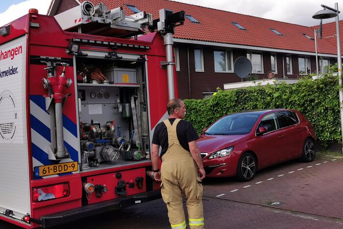 Schuur achter woning in brand