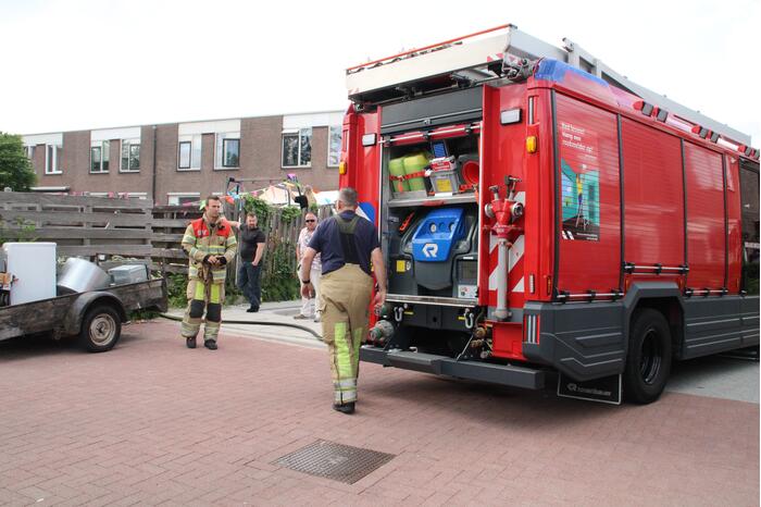 Brandweer blust in brand gestoken container