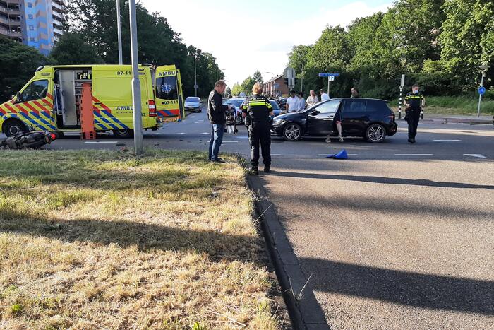 Scooterrijder gewond bij botsing met auto