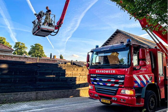 Vastzittende zwaluw gered door brandweer