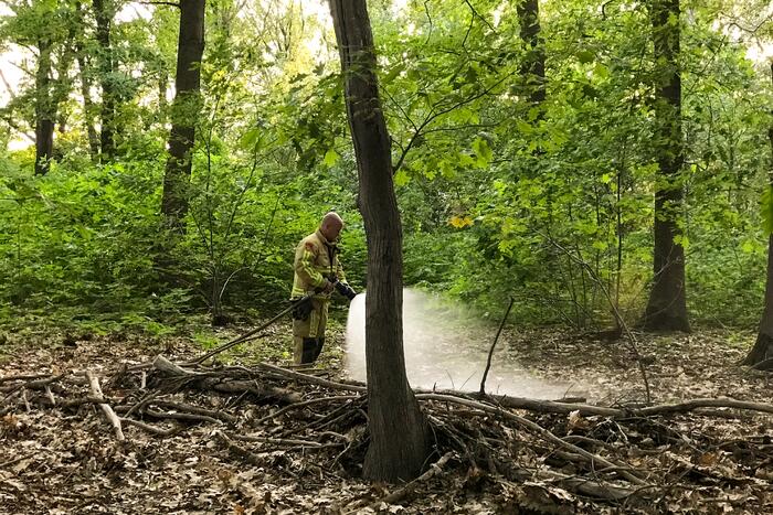 Brandweer blust twee buitenbranden in bos