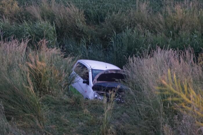 Personenauto met vier inzittende belandt in water